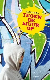 pluizer_Tegen_de_muur_op.jpg
